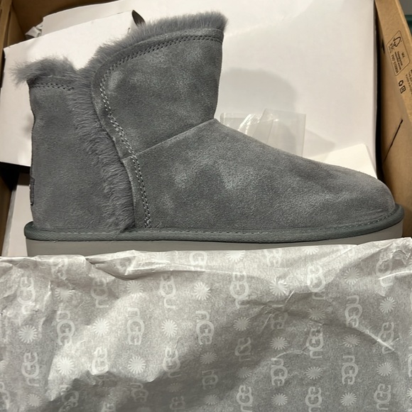Brand New Ugg classic boots - Picture 1 of 3